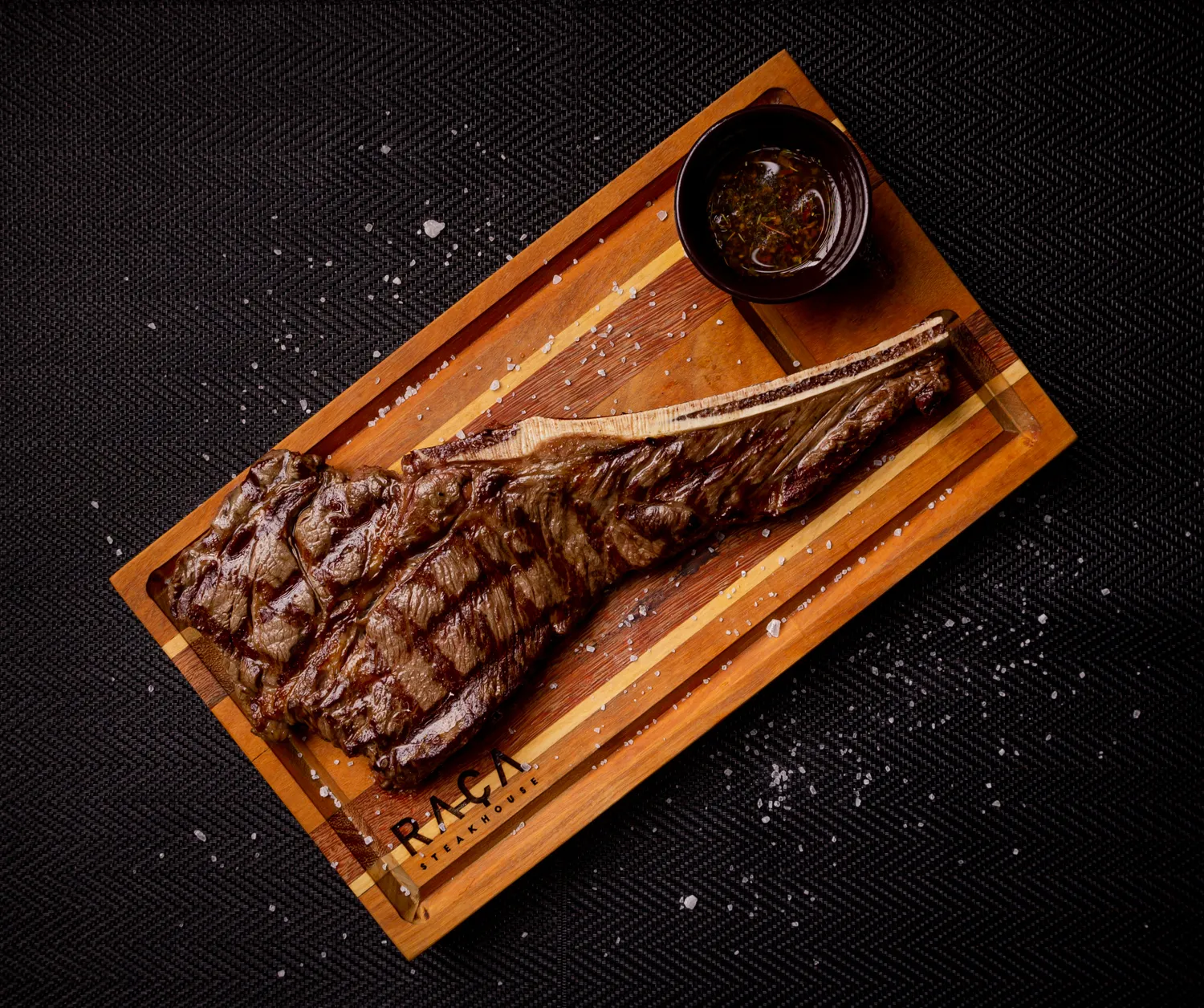 Tomahawk grelhado na tábua Raça Steakhouse