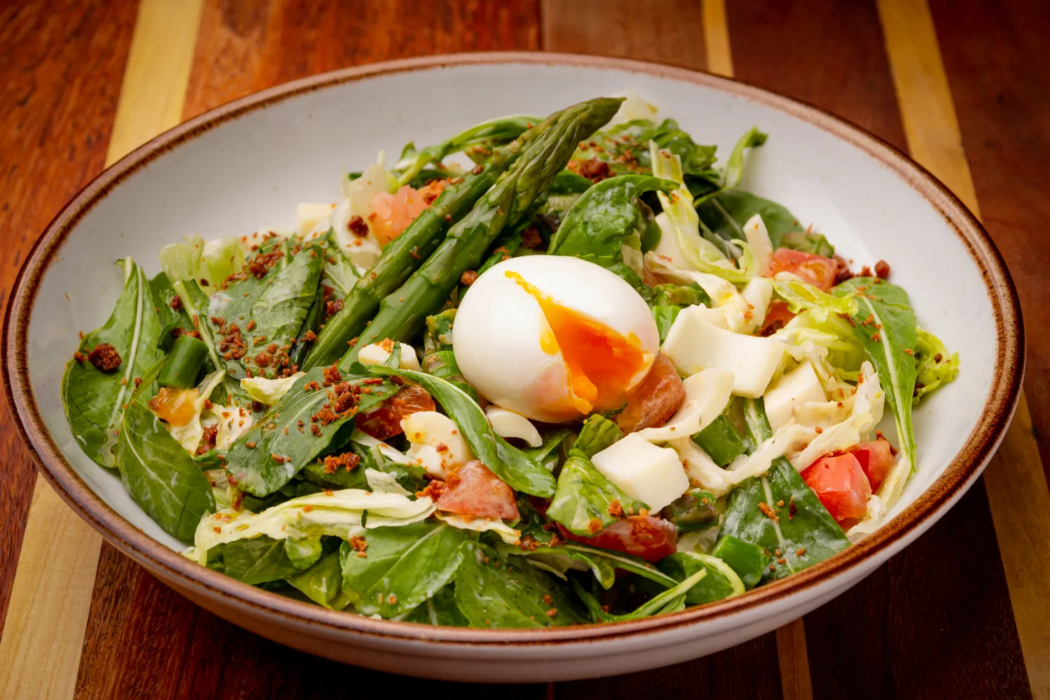 Salada verde com ovo mollet e aspargos