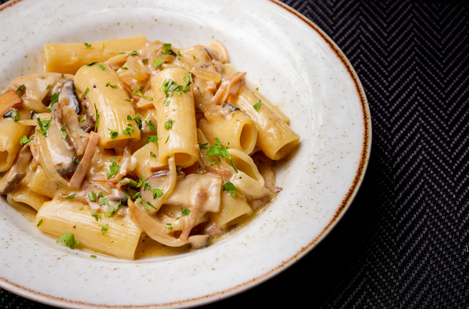 Rigatoni ao molho de funghi