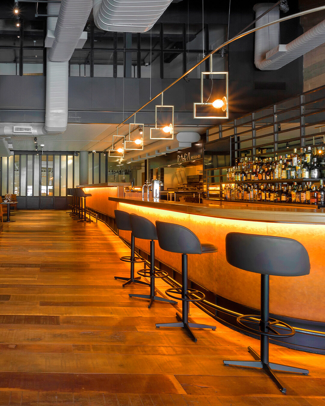 Bar do Raça com sequência de banquetas