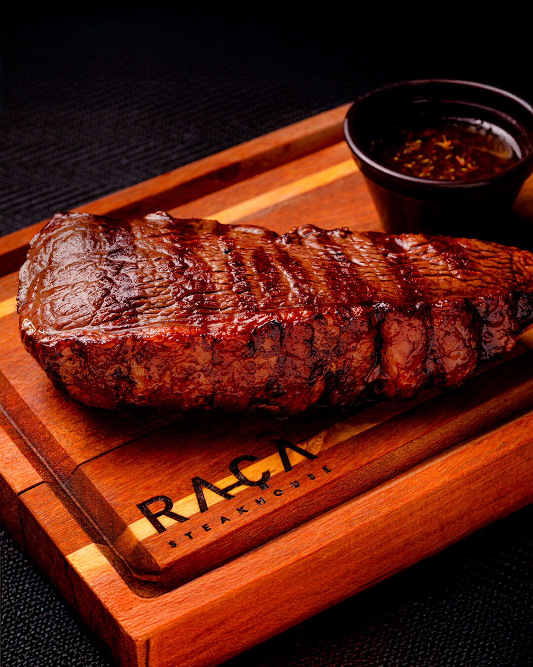 Corte nobre na tábua Raça Steakhouse